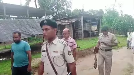 কুমারঘাট: ফটিকরায় রাজনগর এলাকায় এক চিকিৎসকের বাড়ি পরিদর্শন করে প্রশাসনের আধিকারিকরা