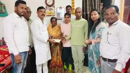 सडक अर्जुनी: कालीमाटी येथे मृतकाच्या कुटुंबीयांना आर्थिक मदत; आमदार संजय पुराम यांच्या हत्ते देण्यात आले ४ लक्ष रुपयांचे धनादेश