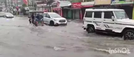 উত্তৰ গুৱাহাটী ভাগ: নেৰানেপৰা বৰষুণৰ বাবে বাইহাটা চাৰিআলিত কৃত্ৰিম বান,ব্যৱসায় প্ৰতিস্থান সমূহ পানীৰে ডুব যোৱাত বন্ধ ৰাখিব লগা হৈছে