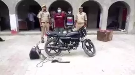 इकौना: भिनगा इकौना बाईपास स्थित हनीफ मोटर केयर से चोरी हुई बाइक बरामद, दो आरोपी भी गिरफ्तार