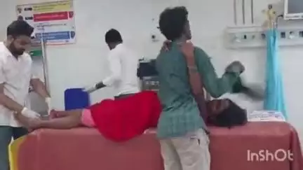 अधौरा: भभुआ थाना के पास ई-रिक्शा की टक्कर से पैदल जा रही महिला घायल, इलाज जारी
