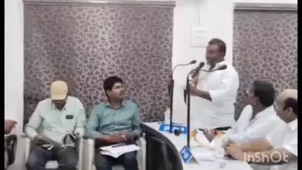 సత్తెనపల్లిలో పట్టణ మున్సిపల్ కౌన్సిల్ సమావేశం అర్ధాంతరంగా ముగించడంతో అభ్యంతరం వ్యక్తం చేసిన పలువురు కౌన్సిలర్లు