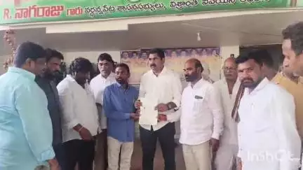 వర్ధన్నపేట: వర్ధన్నపేటకు చెందిన వ్యక్తి లివర్ ప్రాబ్లంతో మరణించగా రూ. 6 లక్షల సీఎంఆర్‌ఎఫ్‌ చెక్కును అందించిన ఎమ్మెల్యే