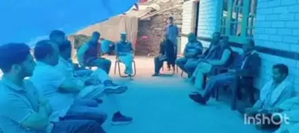 ओट: द्रंग के विधायक पूर्ण चन्द ठाकुर ने शोकाकुल परिवार को ढांढस बधाया