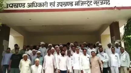 सूरजगढ़: बेरला पंचायत के सैंकड़ों ग्रामीणों ने रास्ता खुलवाने की मांग को लेकर उपखंड कार्यालय पहुंचकर एसडीएम को सौंपा ज्ञापन