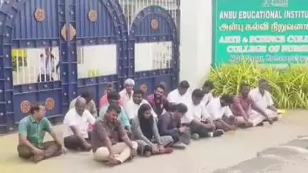 குமாரபாளையம்: பாரதி நகரில் தனியார் நர்சிங் கல்லூரியை கண்டித்து அனைத்திந்திய மாணவர் சங்கத்தினர் போராட்டத்தில் ஈடுபட்டதால் பரபரப்பு ஏற்பட்டது