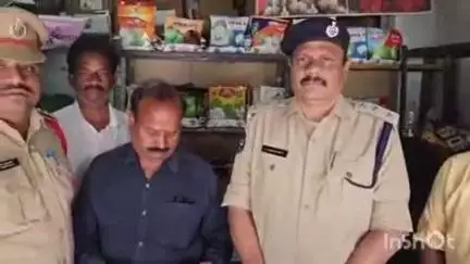 నెక్కొండలోని ఫర్టిలైజర్ షాపులో తనిఖీలు నిర్వహించిన వ్యవసాయ శాఖ మరియు పోలీస్ అధికారులు