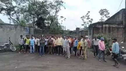 রানিগঞ্জ: রানীগঞ্জে বক্তারনগরে বন্ধ জুট মিল খোলার আগেই অশান্তি, গ্রাম রক্ষা কমিটি কোম্পানির গেটের সামনে বিক্ষোভ দেখায়