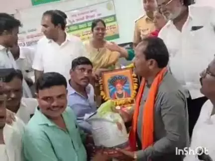 ಔರಾದ್: ರೈತರೊಂದಿಗೆ ಸೌಜನ್ಯದಿಂದ ವರ್ತಿಸಿ ಸಮಸ್ಯೆಗಳಿಗೆ ಸೂಕ್ತ ಪರಿಹಾರ ಒದಗಿಸಿ :ಸಂತಪುರದಲ್ಲಿ ಅಧಿಕಾರಿಗಳಿಗೆ ಶಾಸಕ ಪ್ರಭು ಚೌಹಾಣ್ ಸೂಚನೆ