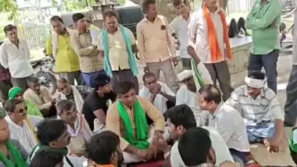 जलेसर: भाकियू भानू के जि.अ. के नेतृत्व में उपखंड कार्यालय मोहल्ला हथोड़ा पर विद्युत विभाग में लापरवाही के विरोध में किया धरना