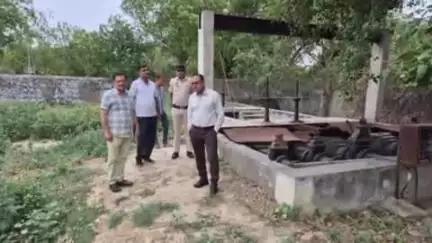 तोशाम: बरसाती पानी की निकासी के लिए तोशाम एसडीएम डॉ. अशवीर नैन ने किया निरीक्षण