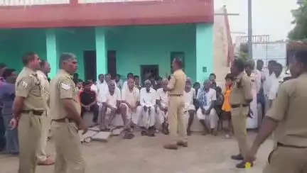 ಇಳಕಲ್‌: ಚಿಕ್ಕಆದಾಪುರ ಹೇರೂರುಮತ್ತು ಹಿರೇಶಿವನಗುತ್ತಿ ಗ್ರಾಮಗಳಲ್ಲಿ  ಬಾಲ್ಯ ವಿವಾಹ ಕಾಯ್ದೆ, ಸೈಬರ್ ಕ್ರೈಂಗಳ ಬಗ್ಗೆ ಜಾಗೃತಿ ಮೂಡಿಸಿದ ಪೋಲಿಸರು