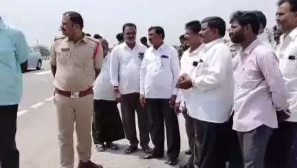 కోదాడ: కోదాడ బైపాస్ వద్ద ఫ్లై ఓవర్ నిర్మించాలని కట్టకొమ్ములగూడెం, ఆర్లగూడెం వివిధ గ్రామాల ప్రజలు విజ్ఞప్తి