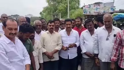 మాచర్ల ఎమ్మెల్యే జూలకంటిపై అసత్య కథనాలు ప్రచురిస్తే సహించేది లేందంటూ కరంపూడి ప్రధాన రహదారిపై TDP శ్రేణుల నిరసన