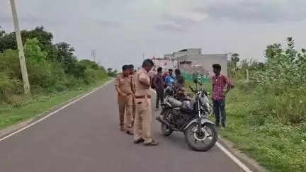 பர்கூர்: பர்கூர் அருகே இருசக்கர வாகனத்தில் 'பைக் ரைடு' சென்ற நாகப்பாம்பு, பதறிப்போன ஓட்டுநர்
