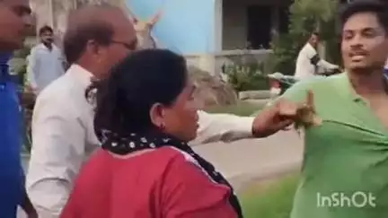 વાલોડ: વાલોડ ગામના ખાખર ફળિયા ખાતે મહિલા સરપંચ અને પતિ દ્વારા હાથાપાઈ કરવામાં આવતા વીડિયો વાયરલ થયો.