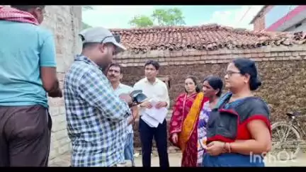 कुर्था: स्वास्थ्य प्रबंधक कुर्था ने विशेष अभियान के तहत बन रहे आयुष्मान कार्ड का निरीक्षण किया