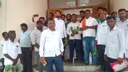 धर्माबाद: तहसील कार्यालयीन लेटलतीफ कर्मचाऱ्यांना बेशरमाची फुले देण्याचा कार्यक्रम - भाजपचे तालुकाध्यक्ष चक्रेश पाटील