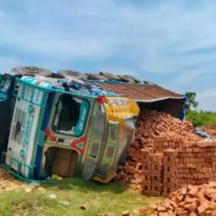 ईचागढ़: दुबराजपुर के पास ईंट लदा ट्रक अनियंत्रित होकर पलटा, चालक ने कूदकर जान बचाई