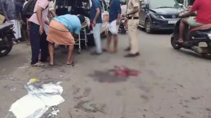 ഒറ്റപ്പാലം: ഒറ്റപ്പാലത്ത് ബസ് തലയിലൂടെ കയറിയിറങ്ങി യുവതിക്ക് ദാരുണാന്ത്യം, ഭർത്താവിന് ഗുരുതര പരിക്ക്