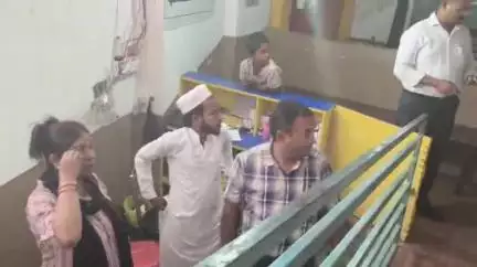 लहरपुर: नगर क्षेत्र में दो प्राइवेट अस्पतालों में संचालित मेडिकल स्टोरों की नोडल अधिकारी और औषधि निरीक्षक ने की जांच