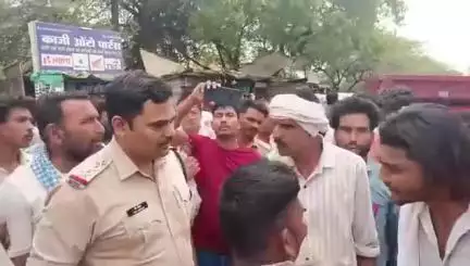 कोलारस: शिवपुरी जिले के कोलारस में खाद्य न मिलने को लेकर किसानों ने किया चक्का जाम।