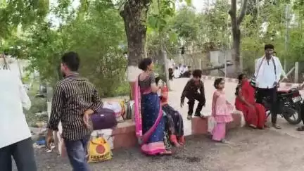 अर्धापूर: लोण येथे भावाच्या लग्णाहुन परतणाऱ्या महिलेची अडीच लाखाचे दागिने असलेली बॅग परत करणा-याचा अर्धापूर पोलिस ठाणे येथे सत्कार