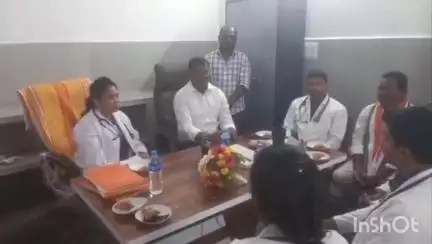 అశ్వారావుపేట: గడ్డి మందు తాగిన వ్యక్తిని ప్రాణాపాయం నుండి రాజు అనే వ్యక్తిని కాపాడిన అశ్వారావుపేట వైద్య సిబ్బంది.