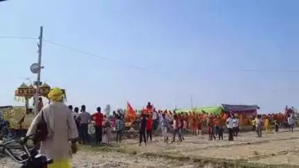 बलिया जनपद के अन्तर्गत सुरजपुरा ग्राम में बुढ़िया माई मंदिर पर हो रहा हैं रुद्र महायज्ञ कलश यात्रा मे उमड़ा भक्तोका भीड़