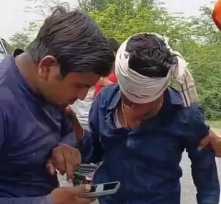 राठ: हमीरपुर रोड स्थित गहरा चौकी के पास तेज रफ्तार बाइक की जज लिखी कार से टक्कर, सवार दो व्यक्ति घायल, CHC से किया गया रेफर