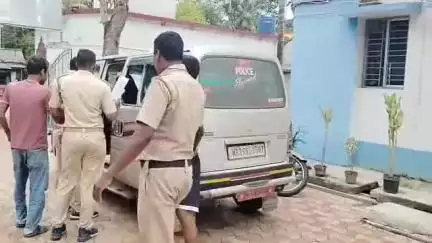 স্বরূপনগর: হাকিমপুর থেকে গাজা ও ফেনসিডিল বাংলাদেশের পাচার করার আগেই গ্রেপ্তার যুবক,উদ্ধার গাজাসহ ১০০ বোতল ফেনসিডিল