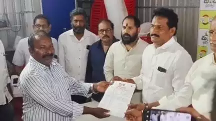నరసాపురం: జనసేన పార్టీ కార్యాలయంలో ప్రజా సమస్యల పరిష్కార వేదిక కార్యక్రమం, ఫిర్యాదులు స్వీకరించిన ఎమ్మెల్యే నాయకర్