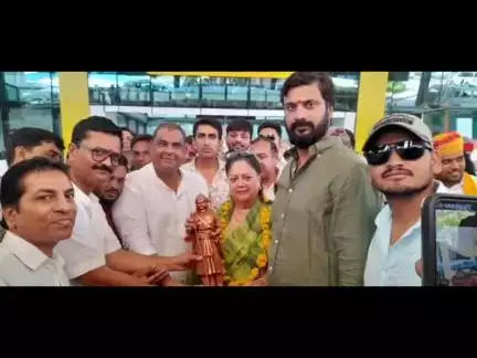 झाडोल: वसुंधरा राजे का उदयपुर आगमन, महाराणा प्रताप की प्रतिमा भेंट कर किया गया स्वागत