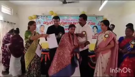 ఖాజీపేట: మడికొండలోని దుర్గాబాయి మహిళా శిశు వికాస కేంద్రంలో వృత్తి విద్య కోసం పూర్తి చేసుకున్న వారికి మేమేంటోలు అందజేసిన ఎమ్మెల్యే