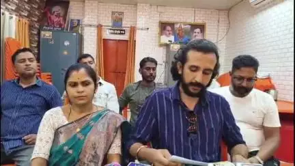 ইসলামপুর: মৃত্যুর ডেট সার্টিফিকেটে সই না করায় শোকজ  বিজেপি গ্রাম পঞ্চায়েত সদস্যকে
সেই বিষয়ে আজ সাংবাদিক সম্মেলন করেন
BJP