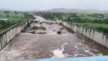 वडवणी: तालुक्यातील कुंडलिका धरण पूर्ण क्षमतेने भरले; पाण्याचा विसर्ग सुरू