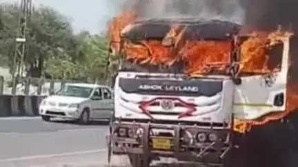 देलवाड़ा: राजसमंद-उदयपुर हाईवे के उपली ऑडन के पास ट्रक में लगी भीषण आग, ट्रक जलकर हुआ राख