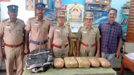 காட்பாடி: காட்பாடி ரயில் நிலையத்தில் ரயிலில் கேட்பாரற்று கிடந்த 8 கிலோ கஞ்சா பறிமுதல் காட்பாடி ரயில்வே இருப்பு பாதை போலீசார் நடவடிக்கை