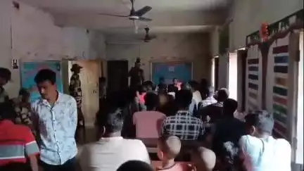 স্বরূপনগর: আমুদিয়া মাঝের পাড়া এলাকায় মানব পাচার প্রতিরোধে সীমান্তে বিএসএফের সচেতনতার শিবির