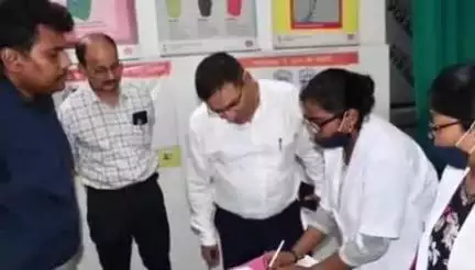 बांसी: बर्डपुर सीएचसी का नगर विकास सचिव अजय शुक्ला ने डीएम के साथ किया निरीक्षण, दिए जरूरी निर्देश
