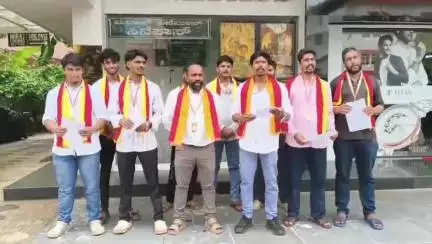 ಕಾರವಾರ: ನಟ ಕಮಲ್ ಹಾಸನ್ ರಿಂದ ಕನ್ನಡ ವಿರುದ್ಧ ವಿವಾದಾತ್ಮಕ ಹೇಳಿಕೆ ನಗರದ ಗೀತಾಂಜಲಿ ಚಿತ್ರಮಂದಿರದ ಬಳಿ ಕರವೇ ಸಂಘಟನೆಯಿಂದ ಪತಿಭಟನೆ