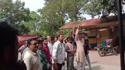 बड़नगर: बड़नगर नगरपालिका में नामांतरण प्रक्रिया ठप्प होने पर जनता व पार्षदों का फूटा गुस्सा