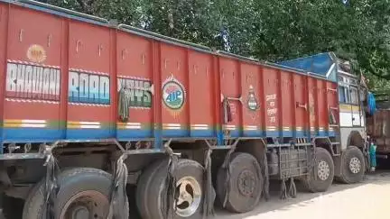 गावां: गावां पुलिस ने गिट्टी से लदे दो ट्रक जब्त किए
