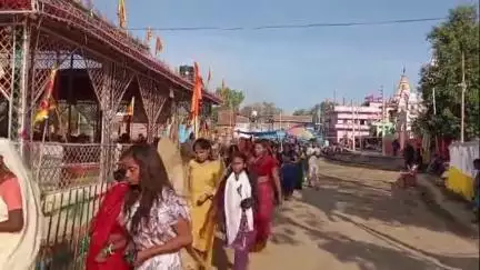 अकबरपुर: दादपुर में आयोजित महायज्ञ में परिक्रमा को लेकर श्रद्धालुओं की उमड़ रही भीड़, श्रद्धालुओं ने यज्ञ मंडप की की परिक्रमा