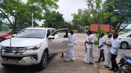 திண்டிவனம்: "நெருக்கடியான சூழல் கட்சியில் உள்ளது" - தைலாபுரம் தோட்டத்தில் பாமக கௌரவத் தலைவர் ஜி.கே.மணி பேட்டி