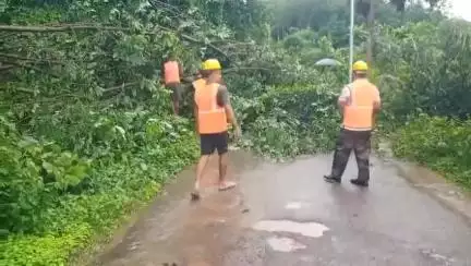 জামপুইজলা: বৃষ্টির ফলে জম্পুইজলায় বন্ধ একাধিক সড়ক, বিদ্যুৎ বিচ্ছিন্ন মহকুমা এলাকা; আতঙ্কে এলাকাবাসী