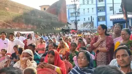 কুমারগঞ্জ: প্রধানমন্ত্রী এদেশ থেকে ওদেশে ঘুরে বেড়ান, ক্লান্ত হয়ে গেলে মাঝে মাঝে ভারত সফরে আসেন; দক্ষিণ দিনাজপুরে কটাক্ষ বাম নেতার