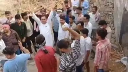 चौहटन: चौहटन के आगौर सरहद में सड़क किनारे मिले चिंकारा हिरणों के अवशेष, वन्यजीव प्रेमियों में भारी आक्रोश