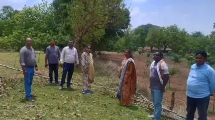 कुडू: सलगी पंचायत में BDO मधुश्री मिश्रा ने विकास योजनाओं का किया निरीक्षण, सिंचाई कूप जल्द पूरा करने का दिया निर्देश