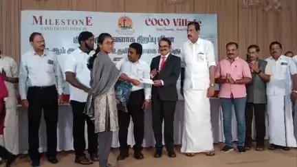 பொள்ளாச்சி: ஜோதி நகர் தனியார் திருமண மண்டபத்தில் மாணவர்களுக்கு கல்வி உதவித்தொகை விஞ்ஞானி மயில்சாமி அண்ணாதுரை வழங்கினார்